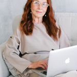 Portrait of a smiling woman, testimonial author.